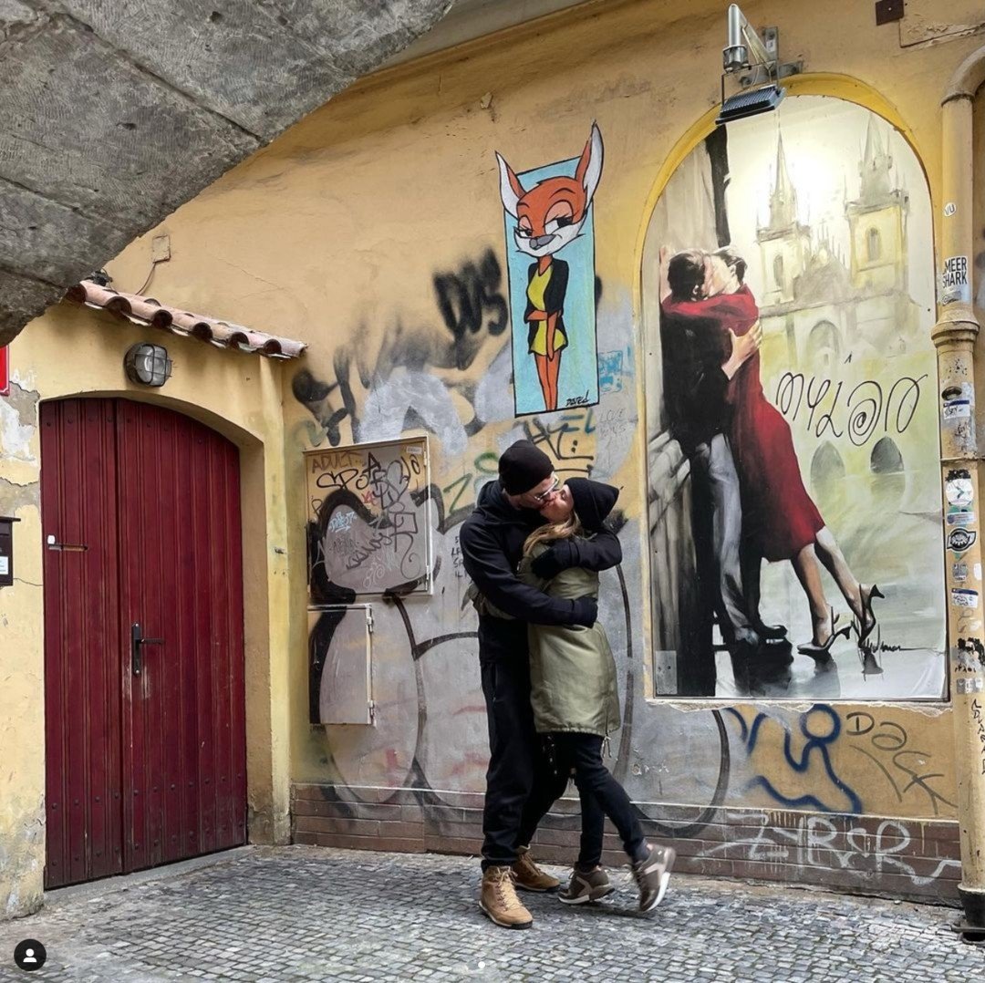 Elsa Pataky and Cristian Prieto kissing under the bridge
