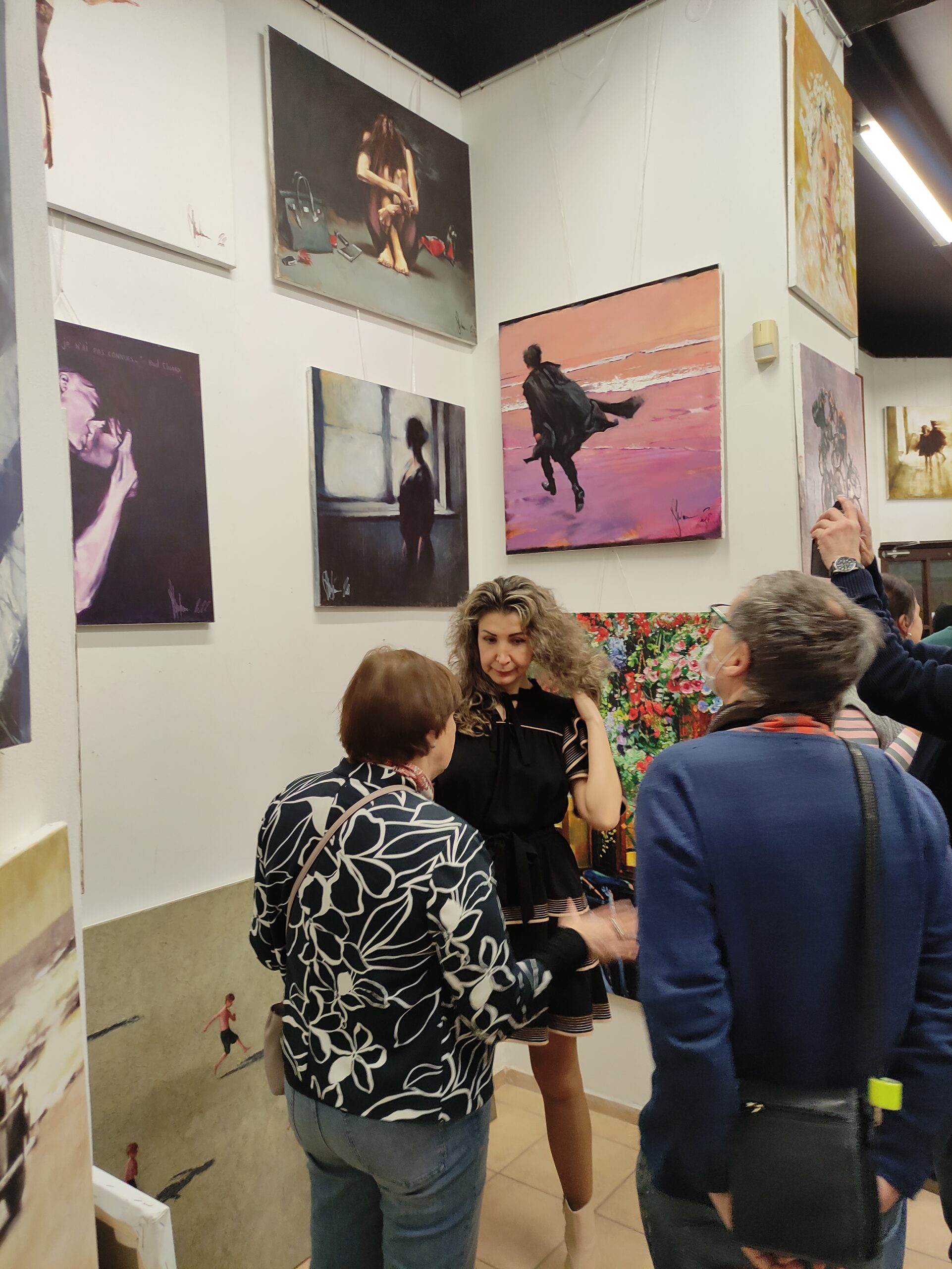 Visitors admiring Igor Shulman’s paintings at ART Gallery 11 Prague